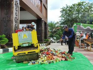 Kejari Pontianak Musnahkan Barang Bukti dari 106 Perkara