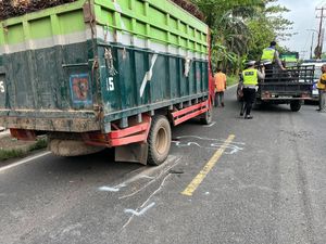 Pemotor di OKI Tewas Setelah Ditabrak Dump Truk dari Belakang Pemotor di OKI Tewas Setelah Ditabrak Dump Truk dari Belakang
