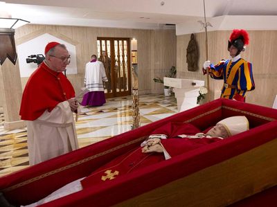 Potret Jenazah Paus Fransiskus Disemayamkan di Santa Marta