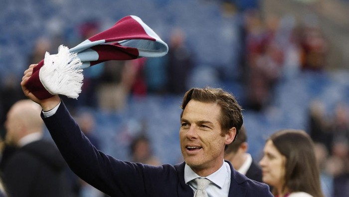 Scott Parker Soccer Football - Championship - Burnley v Sheffield United - Turf Moor, Burnley, Britain - April 21, 2025 Burnley manager Scott Parker celebrates after being promoted to the Premier League Action Images via Reuters/Jason Cairnduff EDITORIAL USE ONLY. NO USE WITH UNAUTHORIZED AUDIO, VIDEO, DATA, FIXTURE LISTS, CLUB/LEAGUE LOGOS OR LIVE SERVICES. ONLINE IN-MATCH USE LIMITED TO 120 IMAGES, NO VIDEO EMULATION. NO USE IN BETTING, GAMES OR SINGLE CLUB/LEAGUE/PLAYER PUBLICATIONS. PLEASE CONTACT YOUR ACCOUNT REPRESENTATIVE FOR FURTHER DETAILS..