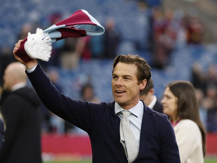 Scott Parker Soccer Football - Championship - Burnley v Sheffield United - Turf Moor, Burnley, Britain - April 21, 2025 Burnley manager Scott Parker celebrates after being promoted to the Premier League Action Images via Reuters/Jason Cairnduff EDITORIAL USE ONLY. NO USE WITH UNAUTHORIZED AUDIO, VIDEO, DATA, FIXTURE LISTS, CLUB/LEAGUE LOGOS OR LIVE SERVICES. ONLINE IN-MATCH USE LIMITED TO 120 IMAGES, NO VIDEO EMULATION. NO USE IN BETTING, GAMES OR SINGLE CLUB/LEAGUE/PLAYER PUBLICATIONS. PLEASE CONTACT YOUR ACCOUNT REPRESENTATIVE FOR FURTHER DETAILS..