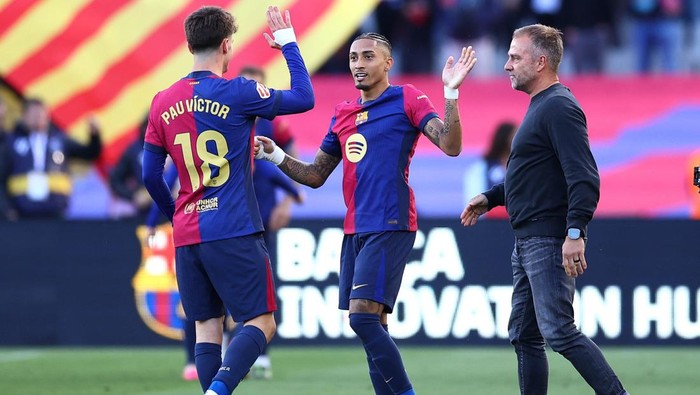 SOCCER-SPAIN-BAR-CEL/REPORT Soccer Football - LaLiga - FC Barcelona v Celta Vigo - Estadi Olimpic Lluis Companys, Barcelona, Spain - April 19, 2025 FC Barcelonas Raphinha, Pau Victor and coach Hansi Flick celebrate after the match REUTERS/Albert Gea