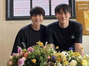 Totalitas Demi Drakor My Youth, Song Joong Ki Belajar Rangkai Bunga Setahun Totalitas Demi Drakor My Youth, Song Joong Ki Belajar Rangkai Bunga Setahun