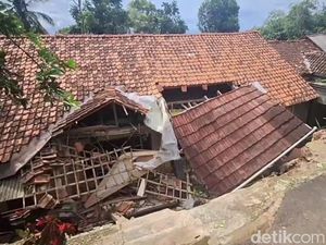 Video: Parahnya Bencana Tanah Bergerak di Sirampog Brebes, 112 Rumah Rusak Video: Parahnya Bencana Tanah Bergerak di Sirampog Brebes, 112 Rumah Rusak