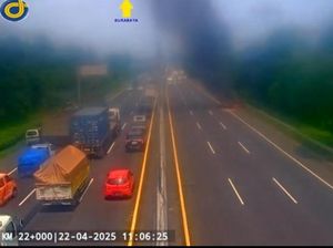 Mobil Mazda Terbakar Hebat di Tol Waru