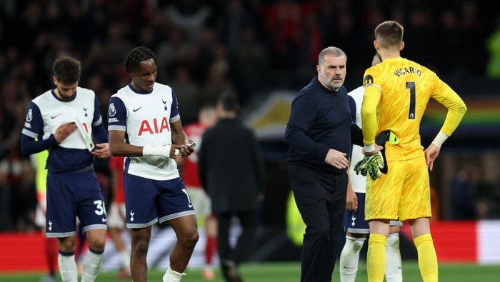 Soccer Football - Premier League - Tottenham Hotspur v Nottingham Forest - Tottenham Hotspur Stadium, London, Britain - April 21, 2025 Tottenham Hotspur manager Ange Postecoglou with Guglielmo Vicario after the match REUTERS/David Klein EDITORIAL USE ONLY. NO USE WITH UNAUTHORIZED AUDIO, VIDEO, DATA, FIXTURE LISTS, CLUB/LEAGUE LOGOS OR LIVE SERVICES. ONLINE IN-MATCH USE LIMITED TO 120 IMAGES, NO VIDEO EMULATION. NO USE IN BETTING, GAMES OR SINGLE CLUB/LEAGUE/PLAYER PUBLICATIONS. PLEASE CONTACT YOUR ACCOUNT REPRESENTATIVE FOR FURTHER DETAILS..