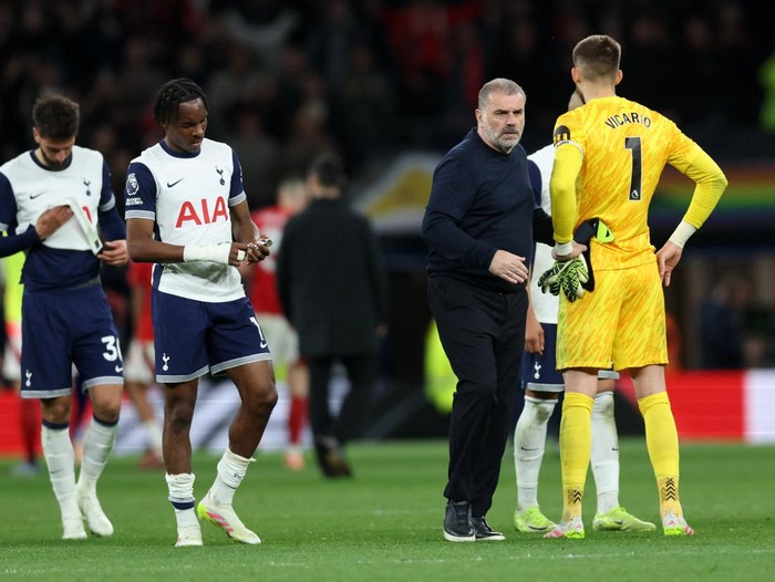 Soccer Football - Premier League - Tottenham Hotspur v Nottingham Forest - Tottenham Hotspur Stadium, London, Britain - April 21, 2025 Tottenham Hotspur manager Ange Postecoglou with Guglielmo Vicario after the match REUTERS/David Klein EDITORIAL USE ONLY. NO USE WITH UNAUTHORIZED AUDIO, VIDEO, DATA, FIXTURE LISTS, CLUB/LEAGUE LOGOS OR 'LIVE' SERVICES. ONLINE IN-MATCH USE LIMITED TO 120 IMAGES, NO VIDEO EMULATION. NO USE IN BETTING, GAMES OR SINGLE CLUB/LEAGUE/PLAYER PUBLICATIONS. PLEASE CONTACT YOUR ACCOUNT REPRESENTATIVE FOR FURTHER DETAILS..
