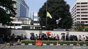 Warga Jakarta Antre Doakan Paus Fransiskus di Kedubes Vatikan