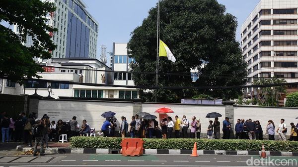 Warga Jakarta Antre Doakan Paus Fransiskus di Kedubes Vatikan