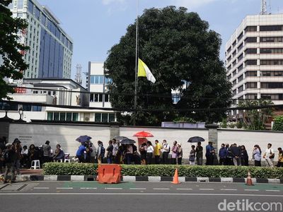 Warga Jakarta Antre Doakan Paus Fransiskus di Kedubes Vatikan