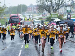 Lomba Unik di Inggris, Lari Sambil Pikul Batu Bara