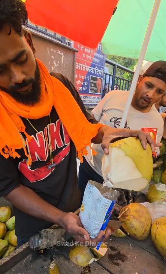 netizen bikin kreasi air kelapa campur keripik kentang yang nyeleneh