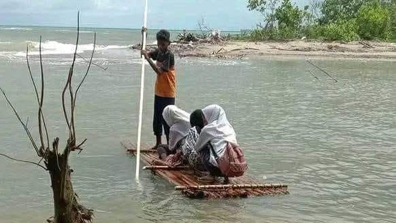 Perjuangan Anak-anak Kilmury Bersekolah, Seberangi Sungai Nyaris Tenggelam