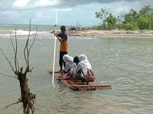 Perjuangan Anak-anak Kilmury Bersekolah, Seberangi Sungai Nyaris Tenggelam