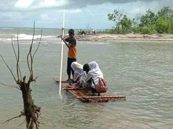 Perjuangan Anak-anak Kilmury Bersekolah, Seberangi Sungai Nyaris Tenggelam