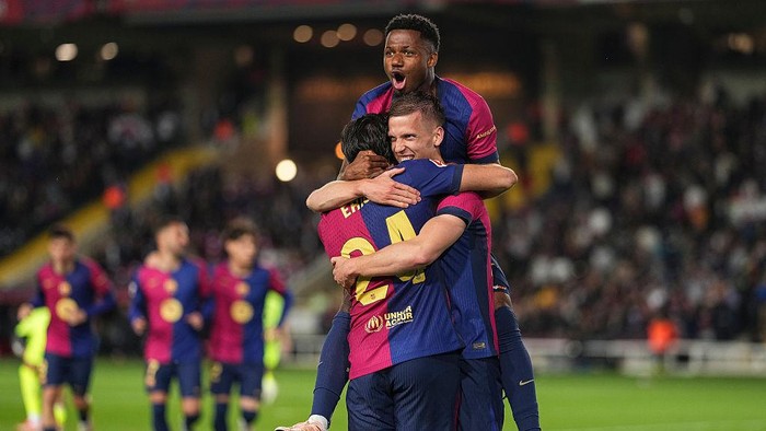 ansu fati dani olmo barcelona barcelona vs real mallorca laliga liga spanyol BARCELONA, SPAIN - APRIL 22: Dani Olmo of FC Barcelona celebrates with team mates after scoring the teams first goal during the La Liga EA Sports match between FC Barcelona and RCD Mallorca at Estadi Olimpic Lluis Companys on April 22, 2025 in Barcelona, Spain. (Photo by Alex Caparros/Getty Images)