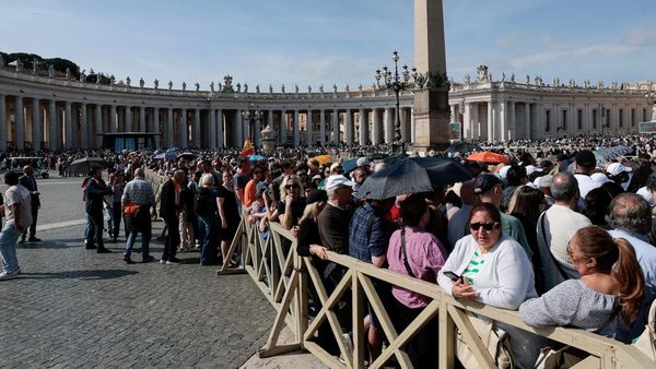 Antrean Peziarah Memberikan Penghormatan Terakhir Kepada Paus Fransiskus