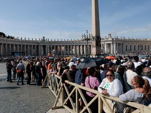 Antrean Peziarah Memberikan Penghormatan Terakhir Kepada Paus Fransiskus Antrean Peziarah Memberikan Penghormatan Terakhir Kepada Paus Fransiskus