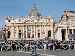19.000 Peziarah Tercatat Telah Datangi Persemayaman Jenazah Paus di Vatikan