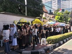Video: Antrean Warga Masih Mengular di Depan Gedung Kedubes Vatikan
