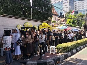 Video: Antrean Warga Masih Mengular di Depan Gedung Kedubes Vatikan Video: Antrean Warga Masih Mengular di Depan Gedung Kedubes Vatikan