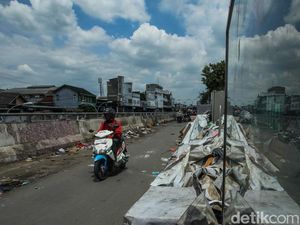 Bangunan Liar Dekat Stasiun Tambun Dibongkar