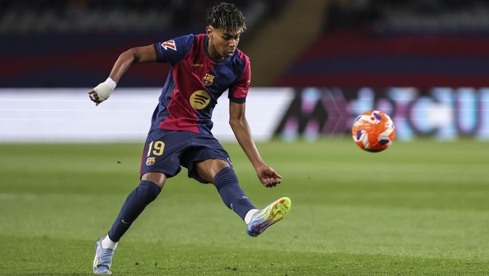 barcelona lamine yamal barcelona vs real mallorca laliga liga spanyol BARCELONA, SPAIN - APRIL 22: Lamine Yamal of FC Barcelona in action during the Spanish league, La Liga EA Sports, football match played between FC Barcelona and RCD Mallorca at Estadi Olimpic Lluis Companys on April 22, 2025 in Barcelona, Spain. (Photo By Javier Borrego/Europa Press via Getty Images)