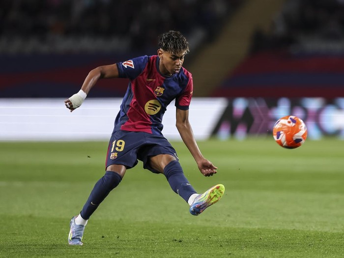 BARCELONA, SPAIN - APRIL 22: Lamine Yamal of FC Barcelona in action during the Spanish league, La Liga EA Sports, football match played between FC Barcelona and RCD Mallorca at Estadi Olimpic Lluis Companys on April 22, 2025 in Barcelona, Spain. (Photo By Javier Borrego/Europa Press via Getty Images)