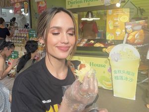 Cinta Laura Jajan Durian di Bangkok hingga Pose Bersama Pastry Cinta Laura Jajan Durian di Bangkok hingga Pose Bersama Pastry
