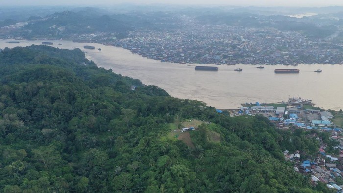 Destinasi rekreasi Bukit Steling di Samarinda Foto udara hadirin berwisata di Bukit Steling, Samarinda, Kalimantan Timur, Selasa (22/4/2025). Bukit Steling menjadi destinasi rekreasi alam untuk menikmati Sungai Mahakam dan perbukitan di Samarinda sampai olah raga lari lintas alam. ANTARA FOTO/M Risyal Hidayat/tom.