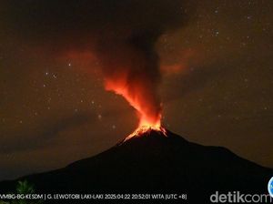 Gunung Lewotobi Laki-laki Luncurkan Lava Pijar, Warga Diimbau Waspada Gunung Lewotobi Laki-laki Luncurkan Lava Pijar, Warga Diimbau Waspada