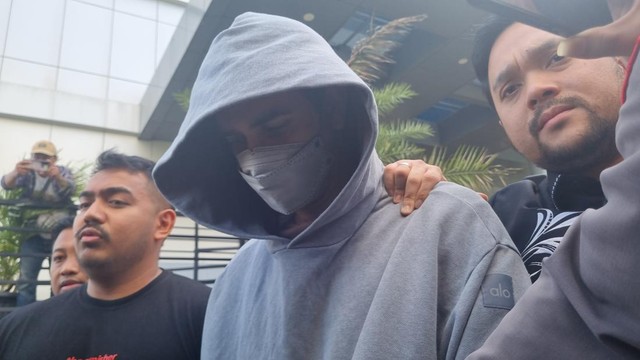 Kabar Terkini Artis dari InsertLive : Usai Tes Urine, Fachri Albar Terbukti Konsumsi Beberapa Jenis Narkoba