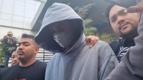 Potret Fachri Albar Tertunduk Digiring Polisi karena Kasus Narkoba
