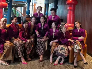 Gaya Geng Kepompong Mayangsari Hingga KD Kompak Berkebaya Burgundy Gaya Geng Kepompong Mayangsari Hingga KD Kompak Berkebaya Burgundy