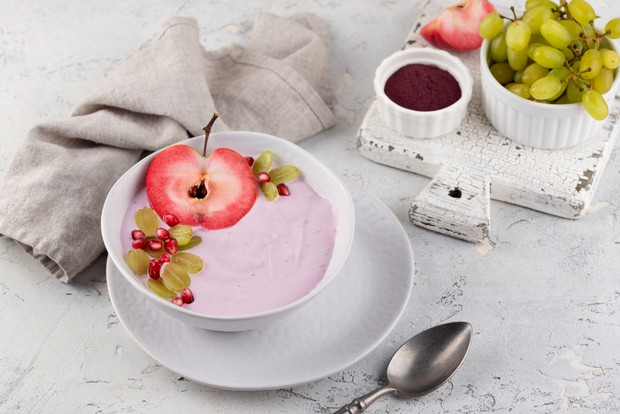 Greek yogurt dengan buah segar