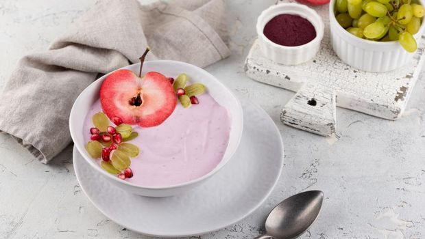 Greek yogurt dengan buah segar