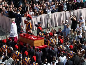 Penghormatan Terakhir untuk Paus Fransiskus, Ribuan Peziarah Padati Vatikan Penghormatan Terakhir untuk Paus Fransiskus, Ribuan Peziarah Padati Vatikan