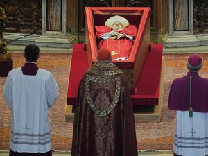 Jenazah Paus Fransiskus Dipindahkan ke Basilika Santo Petrus Jenazah Paus Fransiskus Dipindahkan ke Basilika Santo Petrus