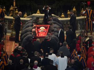 Jenazah Paus Fransiskus Disemayamkan di Basilika Santo Petrus