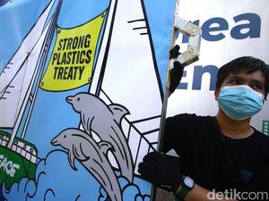 Kampanye Melawan Ancaman Plastik di Depan Kedubes Korsel Kampanye Melawan Ancaman Plastik di Depan Kedubes Korsel