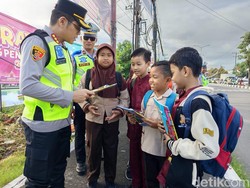 Peringati Hari Buku, Kapolresta Magelang Bagikan Komik ke Siswa SD