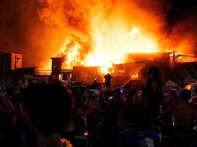Kawasan Padat Penduduk di Manila Terbakar Hebat