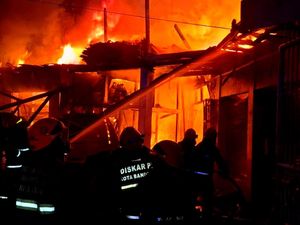 Toko Bangunan Terbakar di Bandung, Kerugian Capai Rp 2 M Toko Bangunan Terbakar di Bandung, Kerugian Capai Rp 2 M