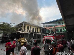 Kebakaran Ponpes-Gudang Rongsokan Mojokerto Padam, Santri Dievakuasi Kebakaran Ponpes-Gudang Rongsokan Mojokerto Padam, Santri Dievakuasi