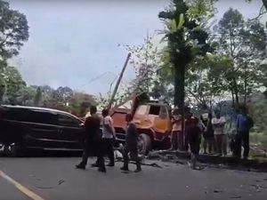 Video: Truk Angkut Besi Alami Rem Blong Tabrak 9 Kendaraan di Sumbar Video: Truk Angkut Besi Alami Rem Blong Tabrak 9 Kendaraan di Sumbar