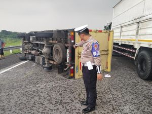 Kecelakaan di Tol Sumo, Truk Terguling Usai Pecah Ban Kecelakaan di Tol Sumo, Truk Terguling Usai Pecah Ban