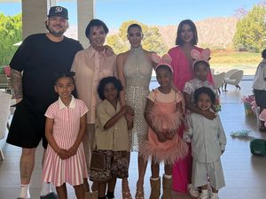 Glamor Maksimal, Kim Kardashian Rayakan Paskah dengan Gaun Rp 242 Juta Glamor Maksimal, Kim Kardashian Rayakan Paskah dengan Gaun Rp 242 Juta
