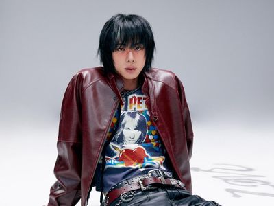 7 Potret Jin BTS Bergaya Punk Rock, Tampil dengan Tato dan Rambut Mullet