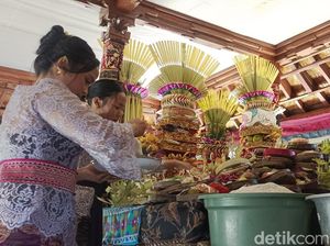Ngejot Tumpeng Berbalas Tape, Tradisi Galungan di Gianyar Ngejot Tumpeng Berbalas Tape, Tradisi Galungan di Gianyar