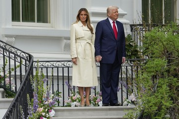 Coat Mewah Ibu Negara AS Bikin Geger: Efek Tarif Trump?